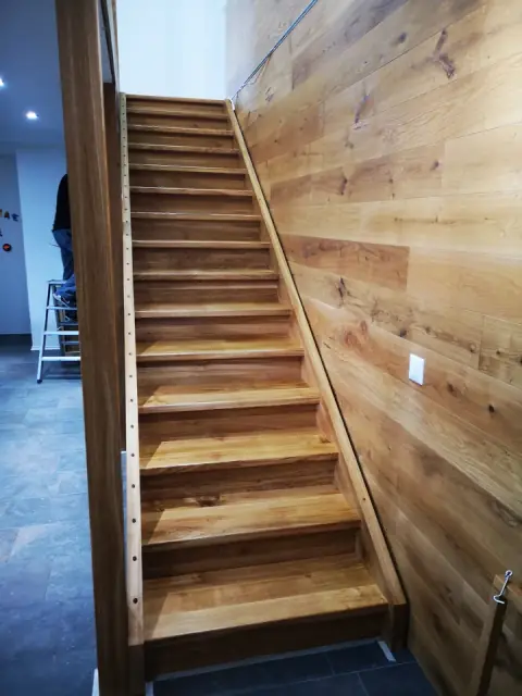 Massivholztreppe aus Eiche mit passender Wandverkleidung