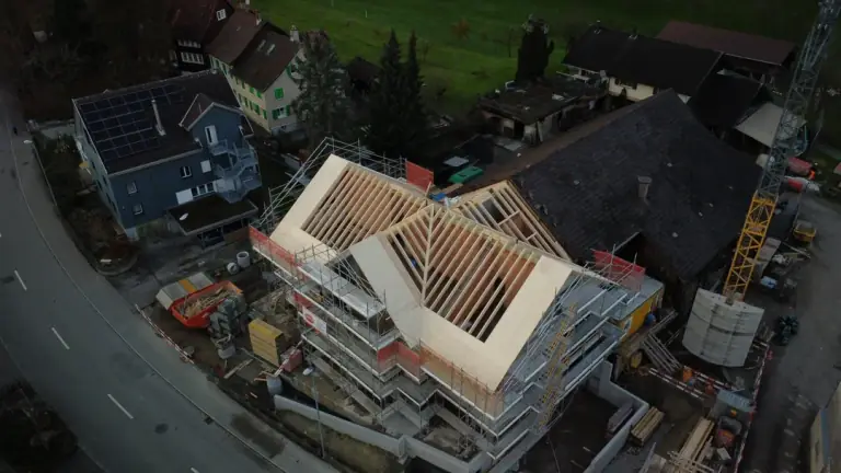 Frisch aufgerichteter Dachstuhl auf einem Neubau, von oben fotografiert
