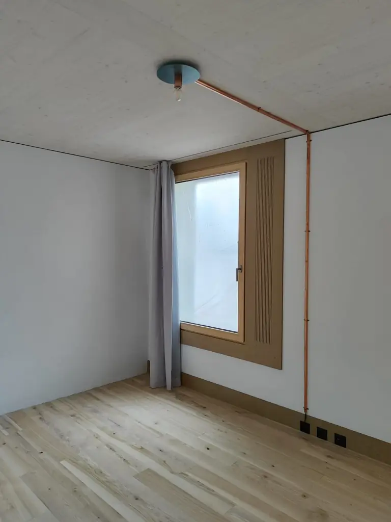 Fertig montierte Fensterlaibung aus Holz in einem Neubau in Widnau